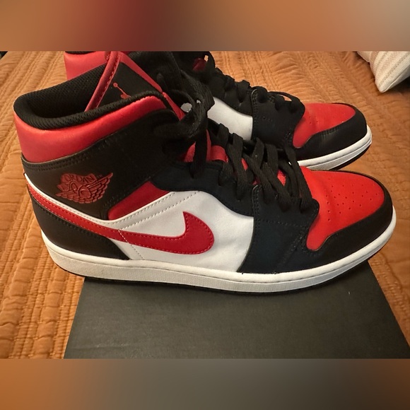 Jordan Air Jordan 1 Mid EUC - Picture 4 of 8